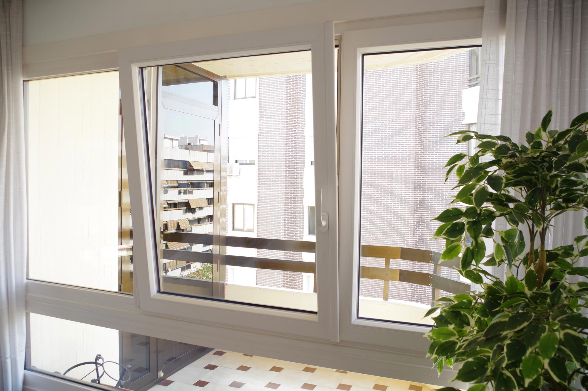Low maintenance tilt and turn window in aluminium or uPVC