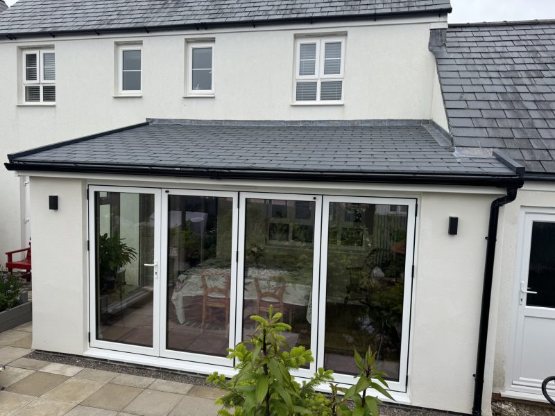 Tiled roof conservatory with bifold doors by Realistic Home Improvements
